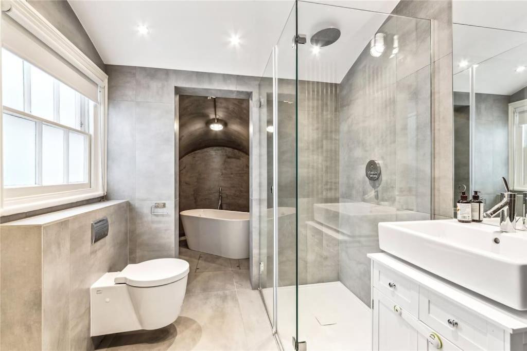 Stunning Notting Hill, 3 Bd, Fine Street, Garden * Londen